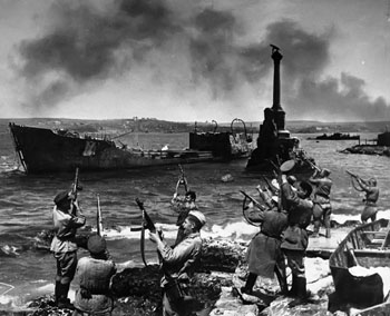 Советские солдаты салютуют в честь освобождения Севастополя