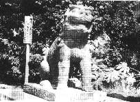 Две статуи львов, называемые "komainu", сидят по обе стороны от входа в храм