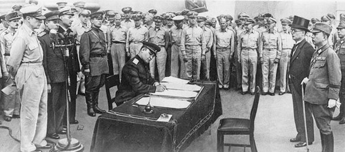 От СССР капитуляцию Японии на борту американского линкора «Миссури» принимает генерал-лейтенант А.Деревянко