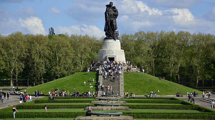 Фото памятника воину-освободителю. Берлин. Трептов-парк