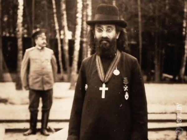 Весьма характерная фотография протопресвитера Георгия Шавельского